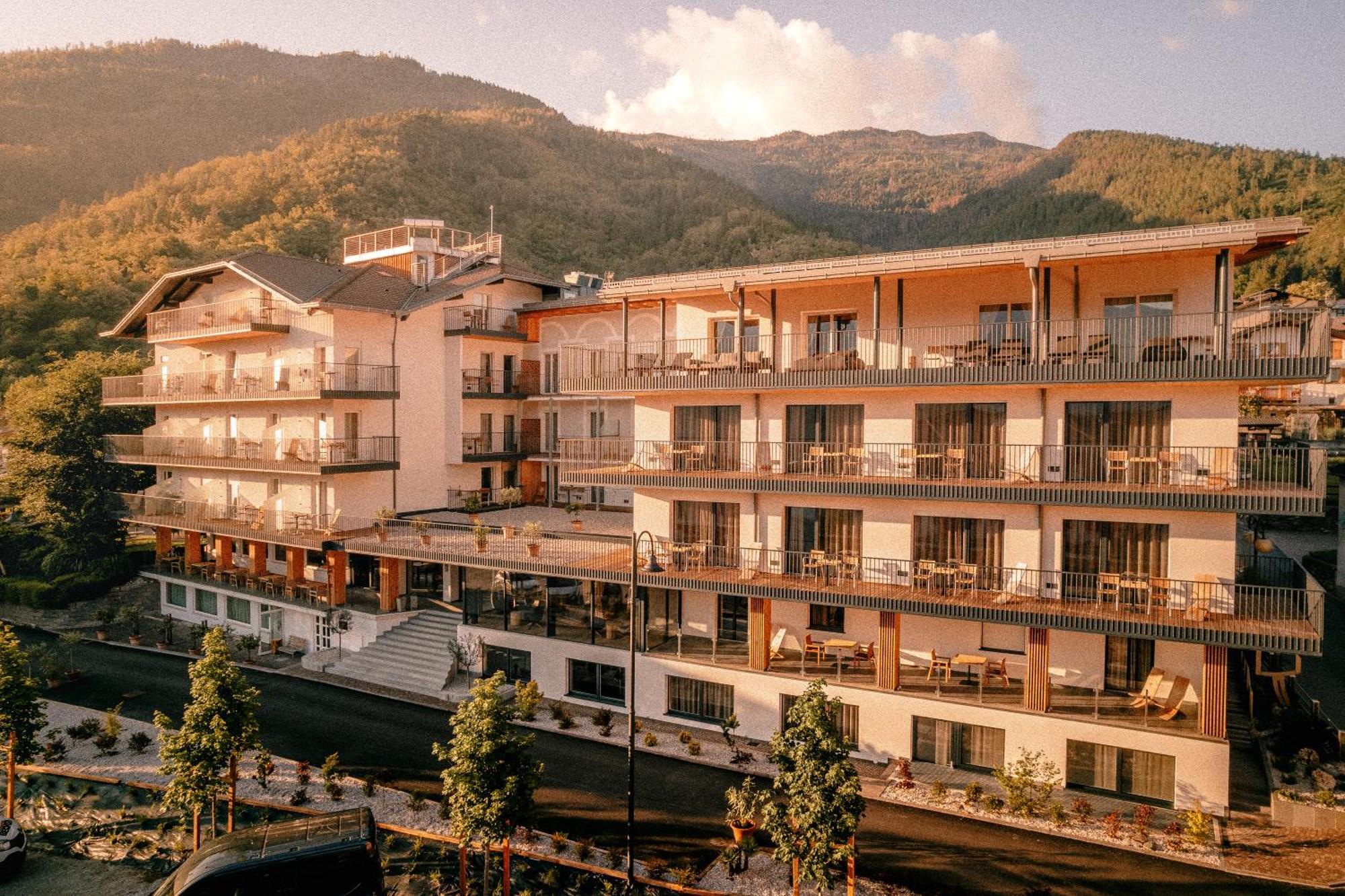 Cristallo Sport & Wellness Hotel Levico Terme Exterior photo